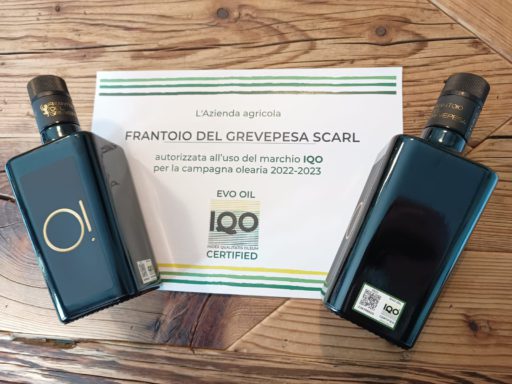 Olio EVO ad elevato contenuto nutraceutico naturale. Il consumo di 20 gr al giorno di Olio EVO certificato IQO, unito all’importanza della conduzione di uno stile di vita sano e di una dieta sana ed equilibrata, produce i seguenti effetti salutistici: CONTIENE POLIFENOLI DELL'OLIO D'OLIVA che contribuiscono alla protezione di lipidi ematici dallo stress ossidativo É RICCO DI VITAMINA E la quale contribuisce alla protezione delle cellule dallo stress ossidativo É RICCO DI ACIDI GRASSI INSATURI per la maggior parte Acido Oleico. La sostituzione nella dieta dei grassi saturi con grassi insaturi contribuisce al mantenimento di livelli normali di colesterolo nel sangue Data candidatura: 15/12/2022 Rilascio certificazione: 29/12/2022