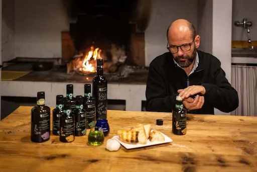 Olivenölverkostung – Phase 2 – Erwärmen Sie das Öl, halten Sie das Glas in der Hand und decken Sie das Glas ab, damit der Ölgeruch erhalten bleibt